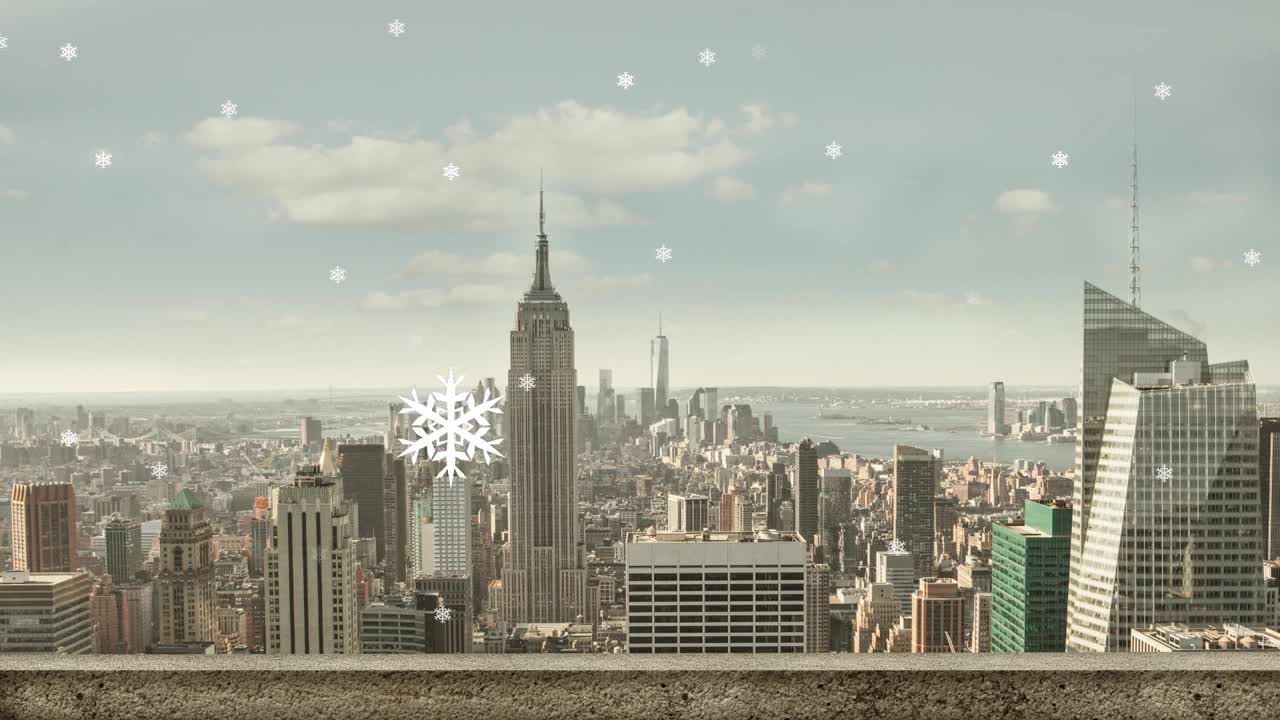 快乐的节日文字和黄色的斑点漂浮在雪花漂浮在城市的风景视频素材