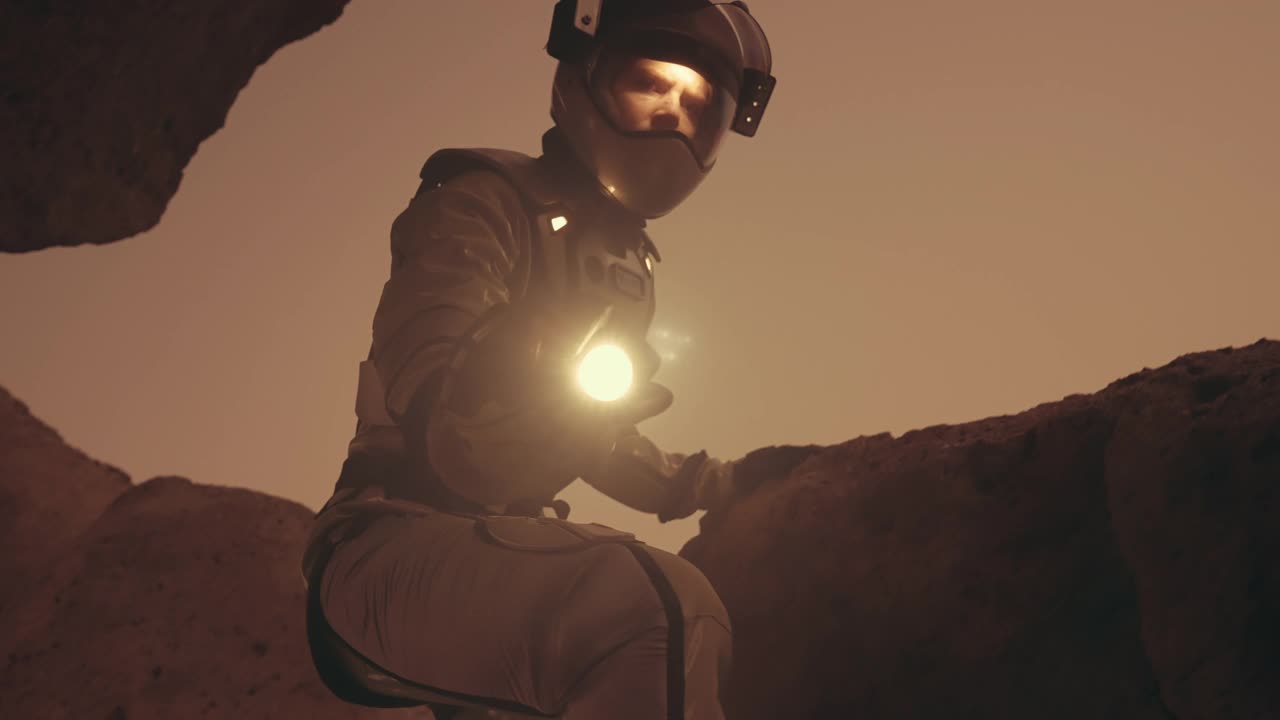 探索火星表面的女宇航员。铁锈色的岩石。用腿靠近视频下载