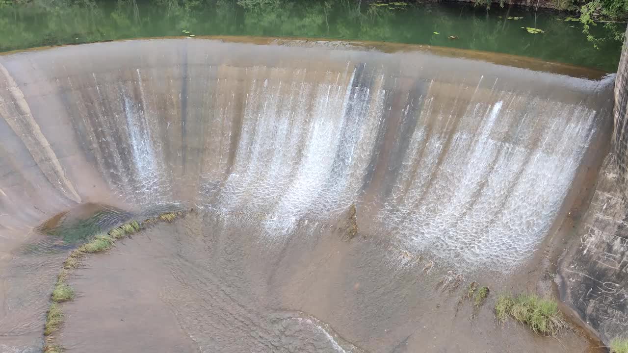 大坝水库水稳流动，景色优美视频下载