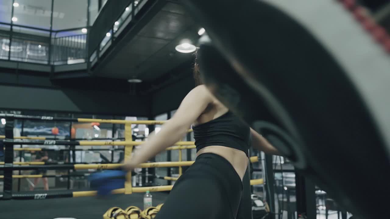 女拳击手和教练在健身房。视频素材