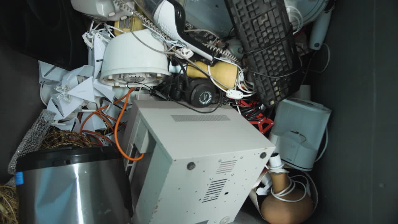 正上方是回收中心电子垃圾箱内的镜头视频下载