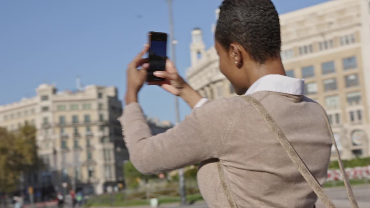 35岁左右的女性用智能手机拍摄Plaça de Catalunya视频素材