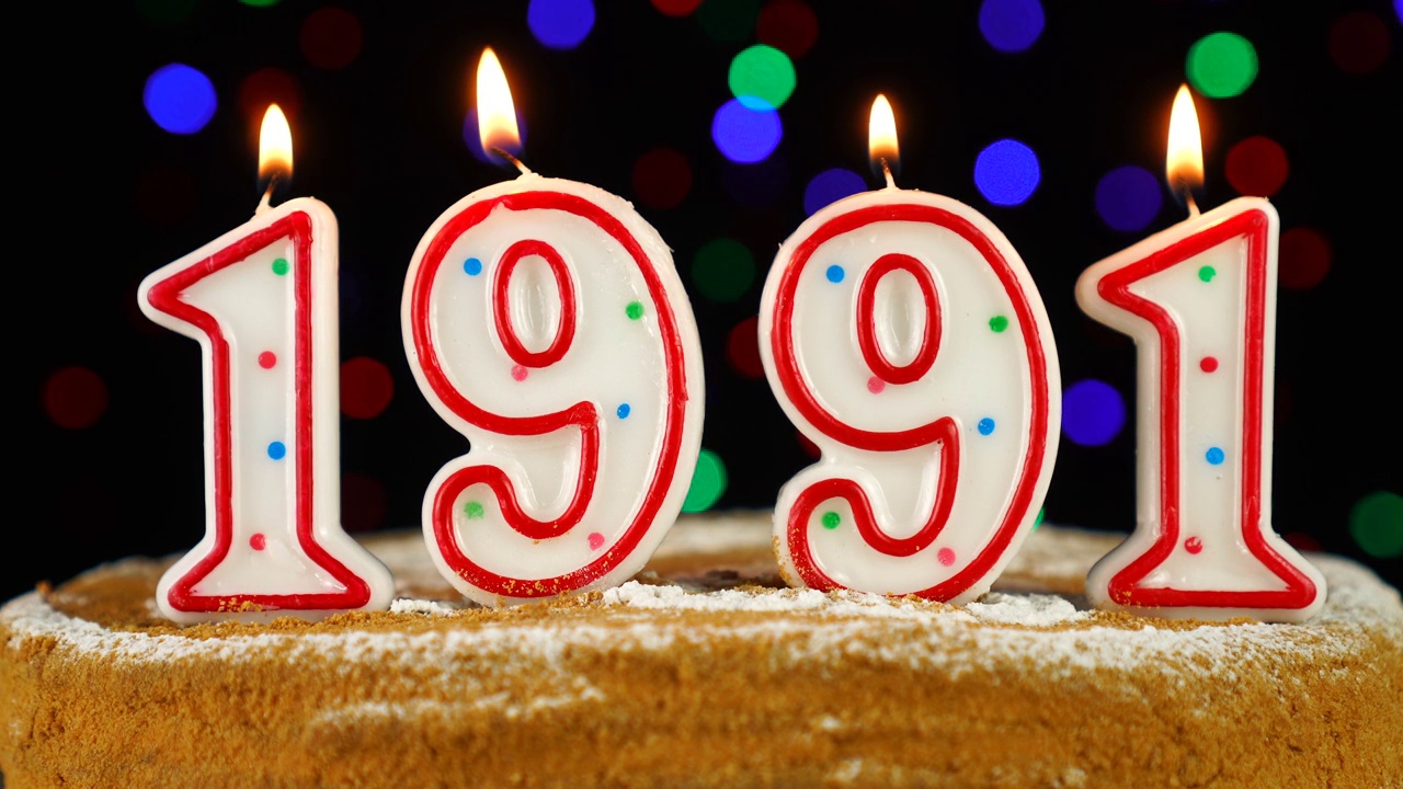 用白色燃烧的蜡烛做成数字1991的生日蛋糕视频下载