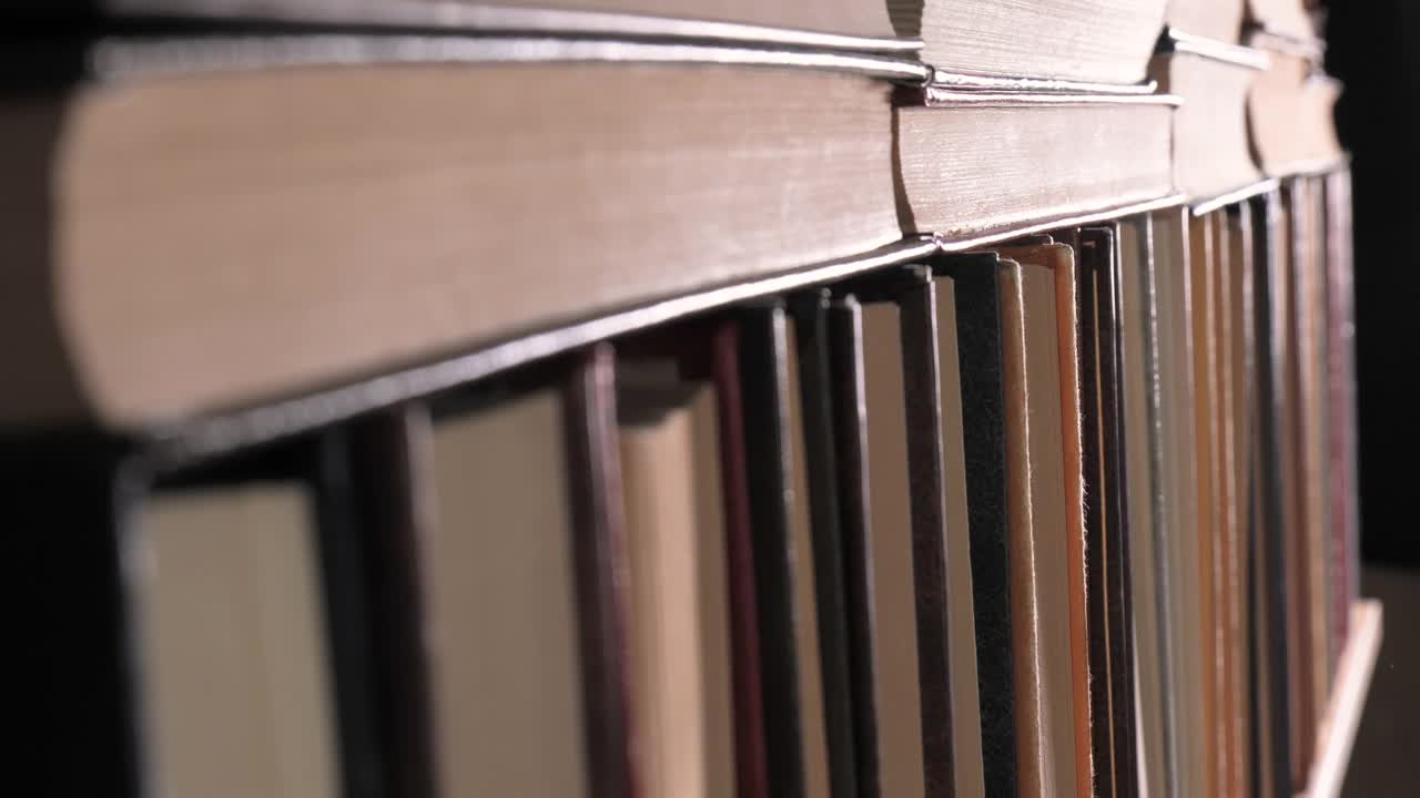 在一家大书店里，许多书被摆放在书架上视频素材