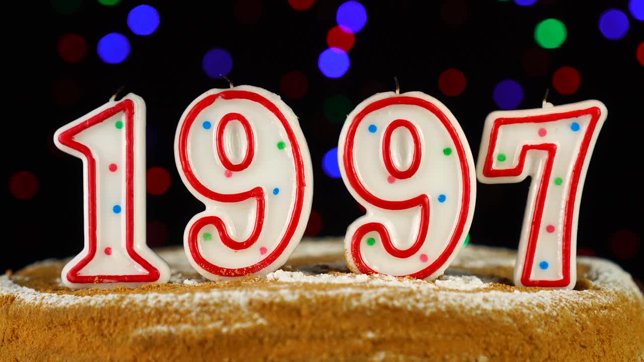 用白色燃烧的蜡烛做成数字1997的生日蛋糕视频下载