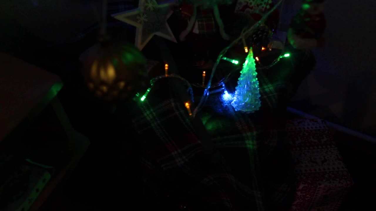 散焦圣诞树特写夜晚的灯光。节日前夕。圣诞装饰细节。闪烁,闪烁,闪烁。神奇的照明。黑色的圣诞树。的焦点视频下载