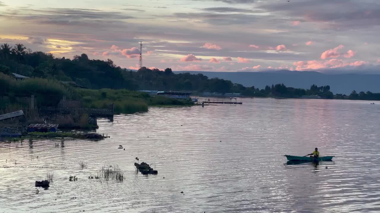苏门答腊岛北部萨摩西尔岛的多巴湖龙虾和渔民。视频下载