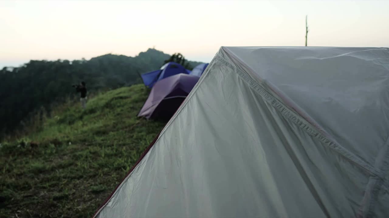 小帐篷搭在高高的山上岩石多风的草地上视频素材