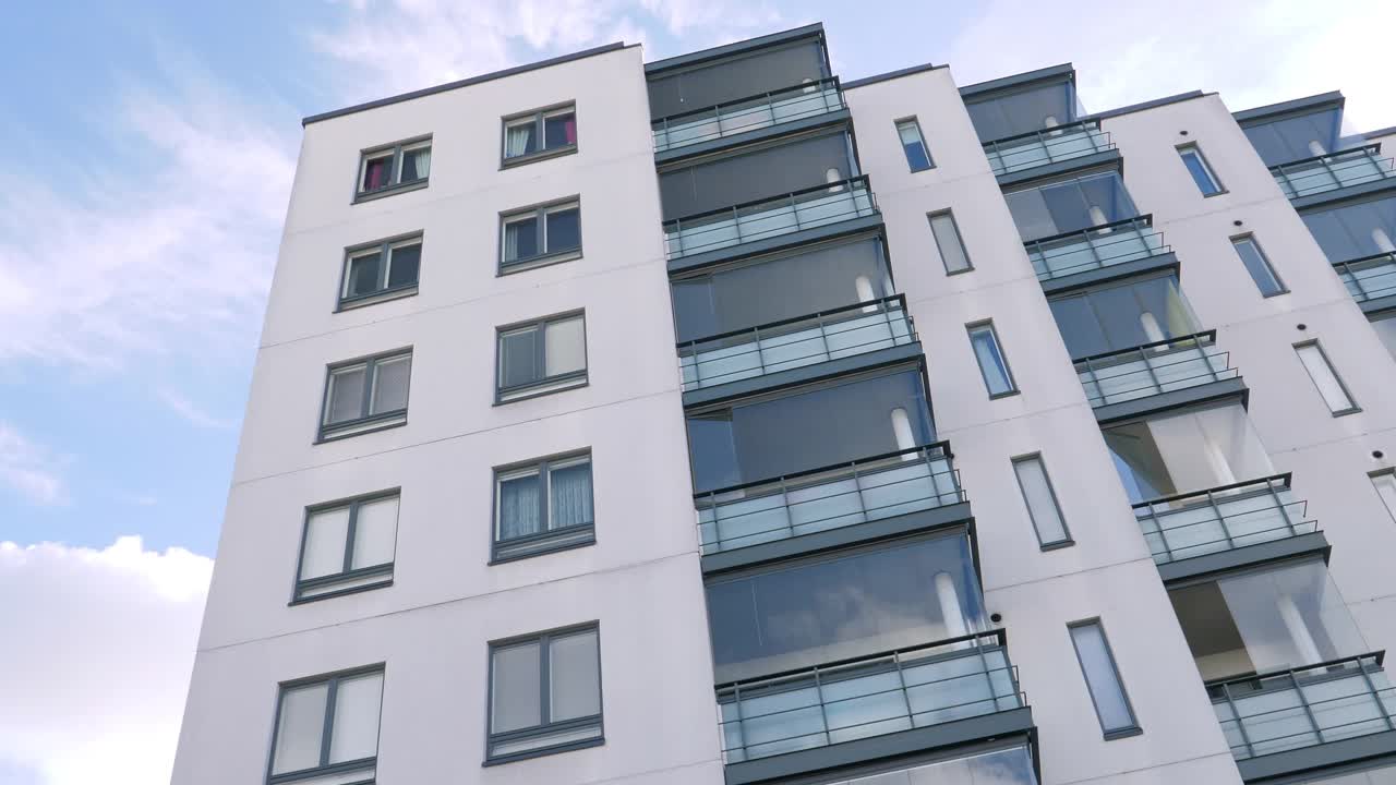 芬兰赫尔辛基一幢公寓的玻璃窗视频素材