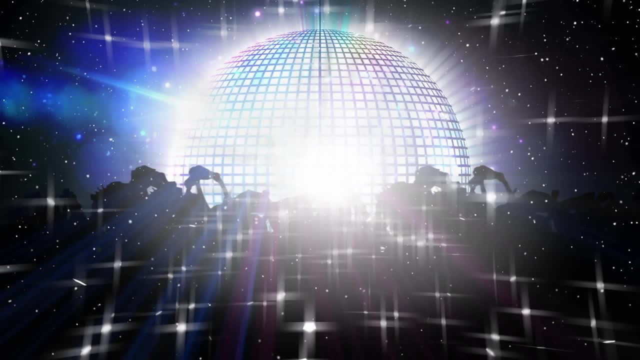 动画的镜像球和闪烁的蓝色和白色的灯在跳舞的人群在黑色背景视频下载