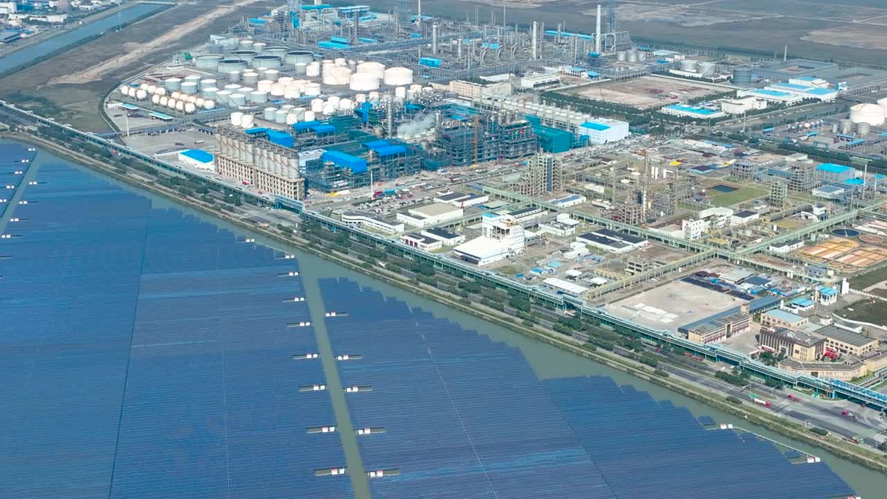 现代化的化学工厂和大量的太阳能发电厂。净零或碳中性概念视频下载