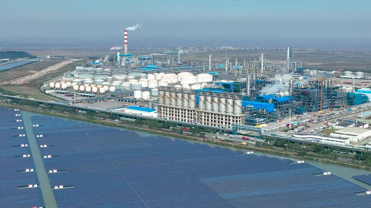 现代化的化学工厂和大量的太阳能发电厂。净零或碳中性概念视频下载