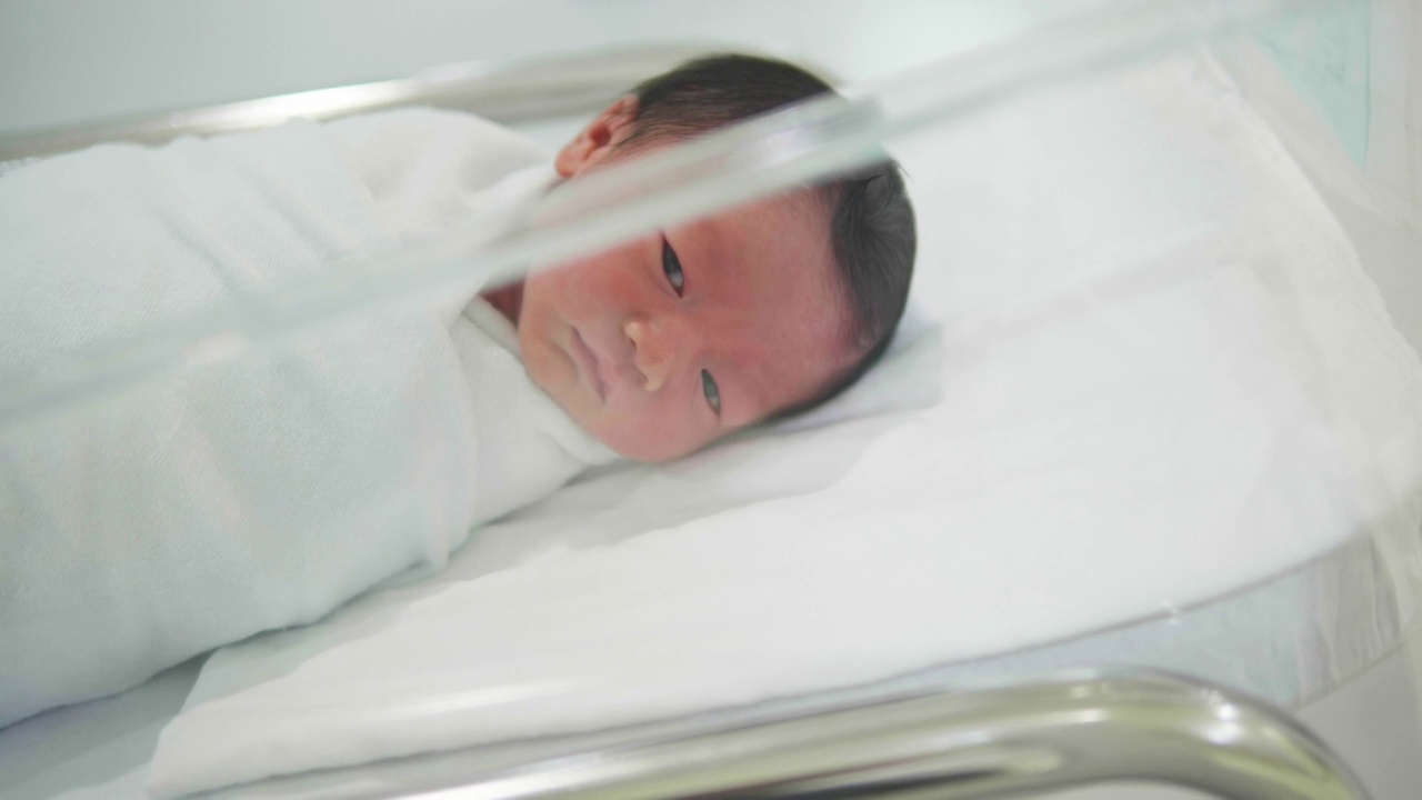 床上可爱的亚洲新生儿的肖像。视频素材