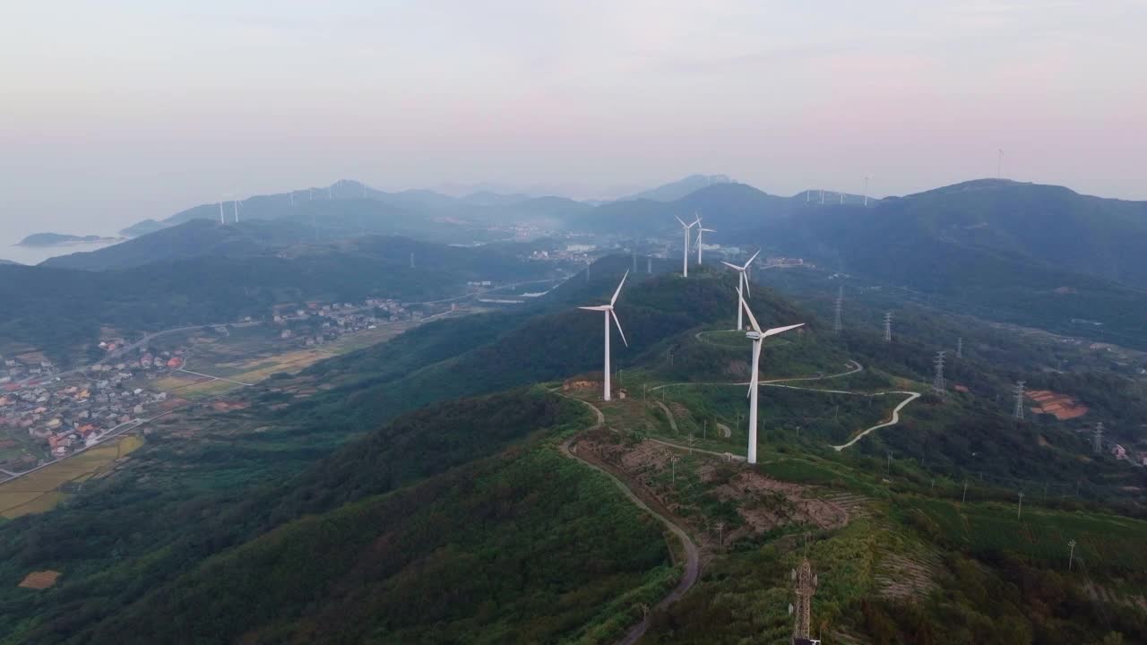 山顶上的风力涡轮机视频素材