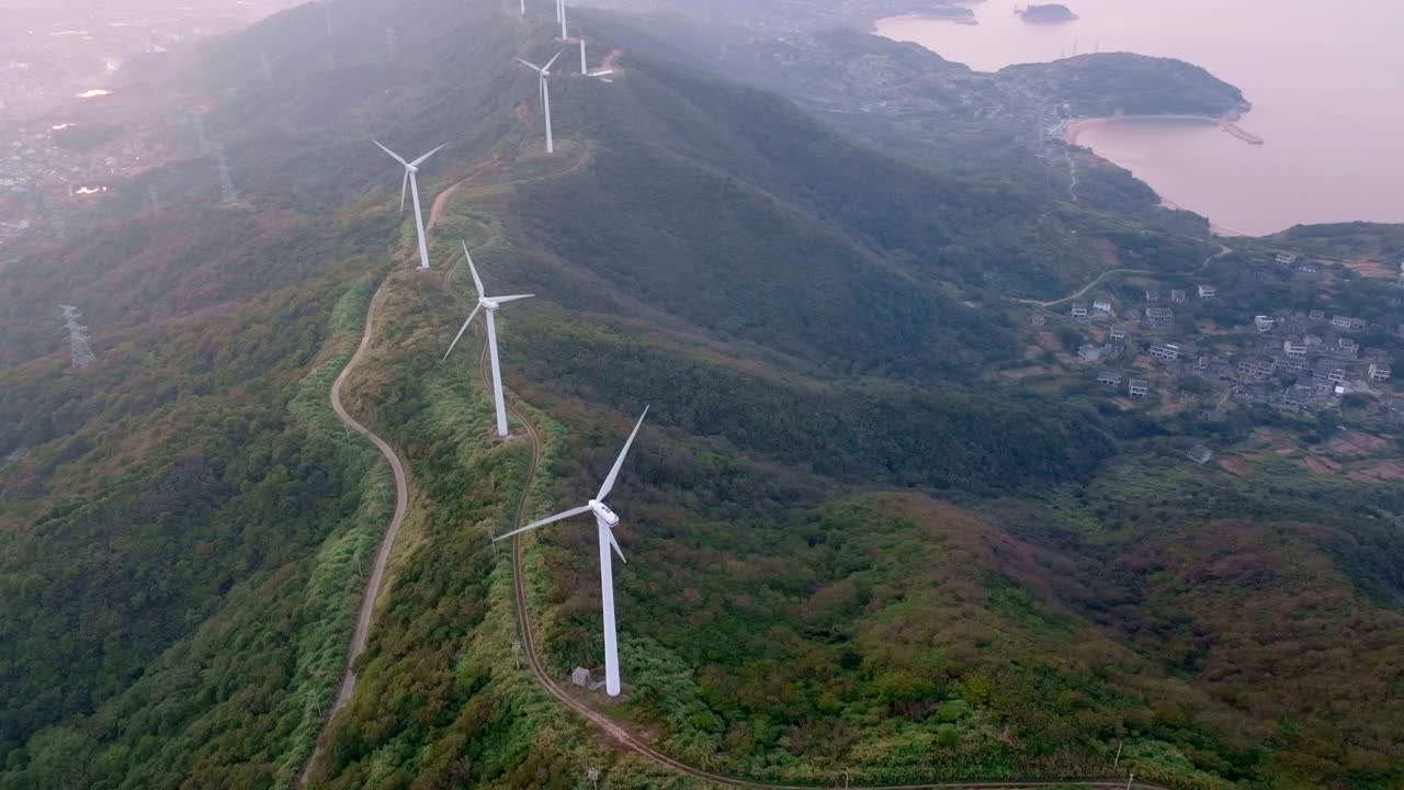 山顶上的风力涡轮机视频素材