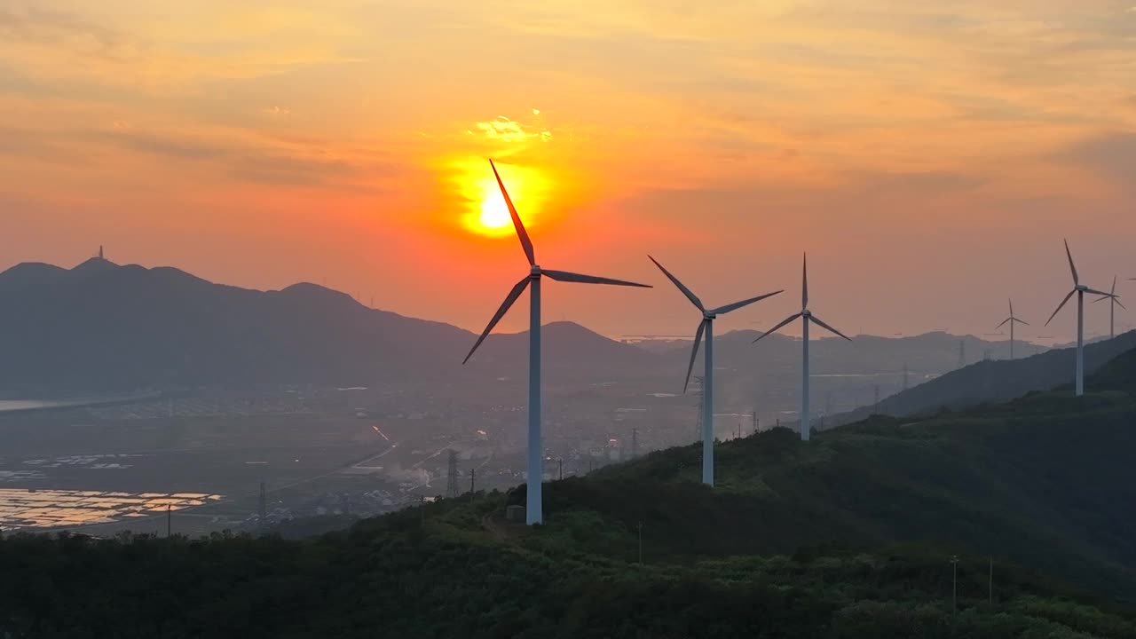日落时山顶上的风力涡轮机视频素材
