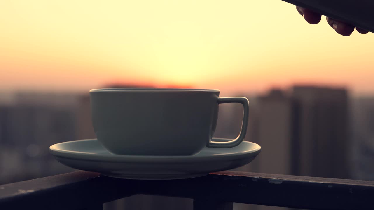 早上把咖啡倒进杯子里视频素材