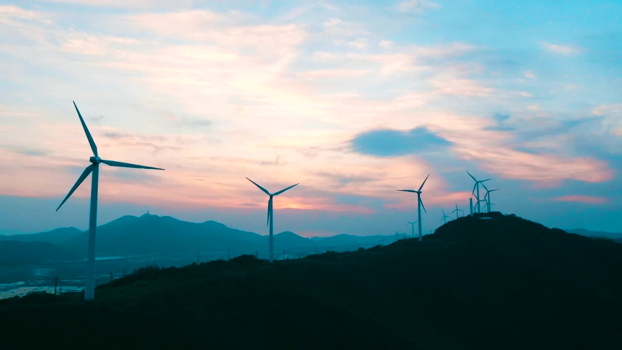日落时山顶上的风力涡轮机视频素材