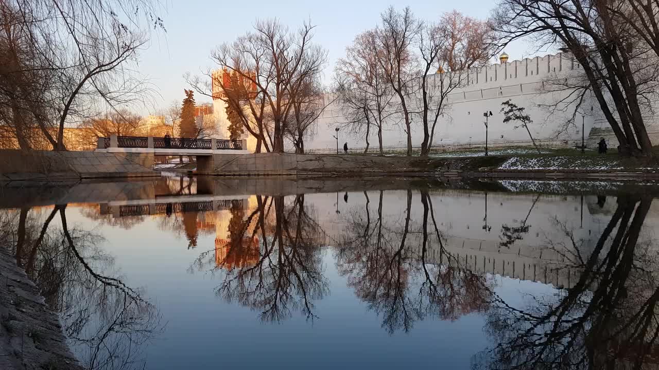 莫斯科新圣女修道院附近的秋夜视频下载