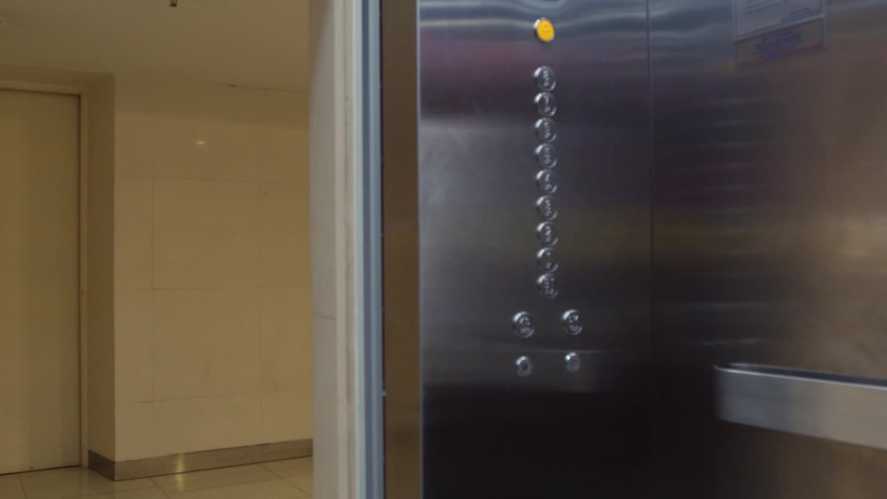 亚洲妇女公共私人公用事业工人走进电梯电梯与客户业主工程师视频下载