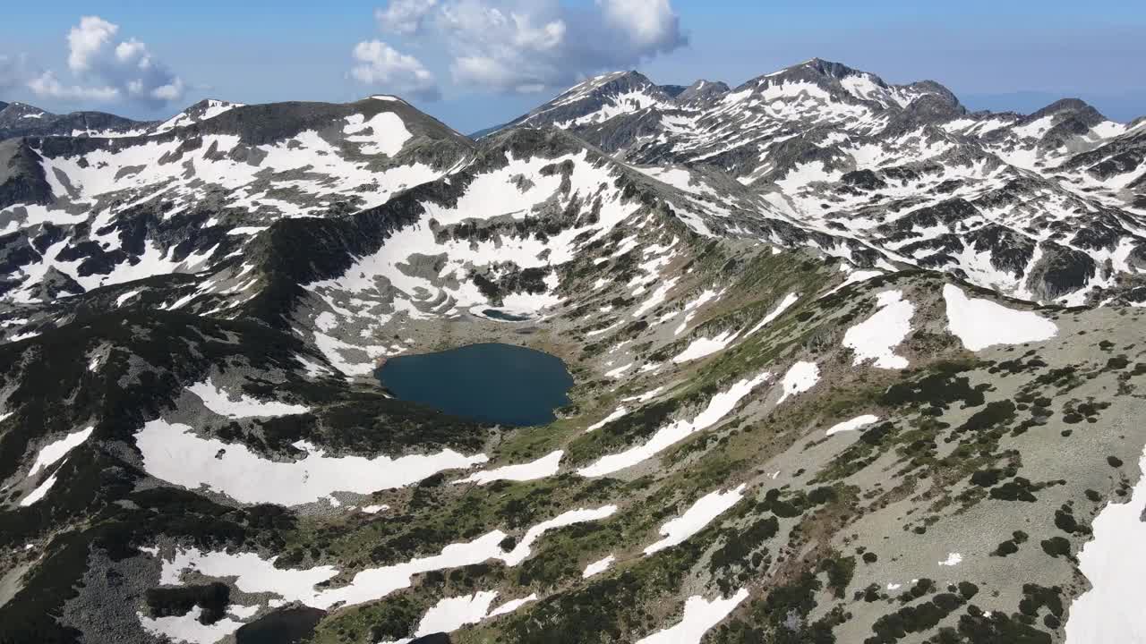 Kremenski湖和Dzhano峰鸟瞰图，Pirin山，保加利亚视频素材