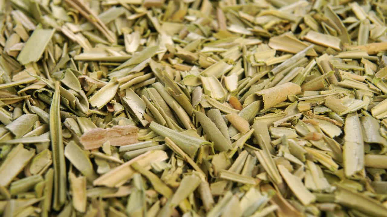 干橄榄叶。健康草本茶粉成分。宏视频素材