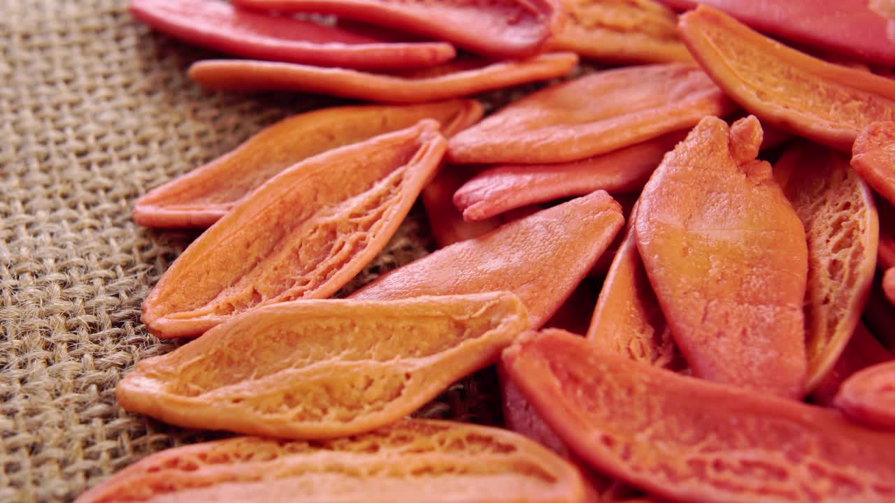 橄榄叶意大利面，干红意大利通心粉加番茄。在粗糙的粗麻布上视频下载