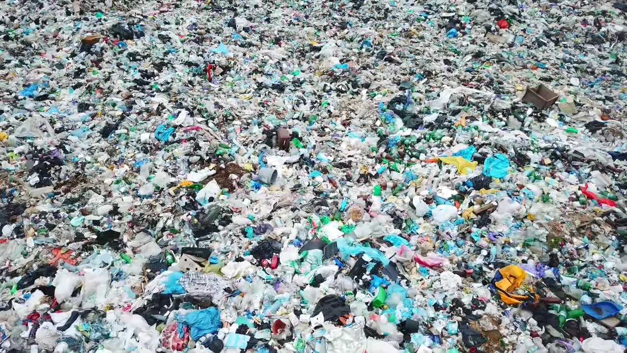 环境污染。无人机拍摄的大垃圾堆的鸟瞰图。视频下载