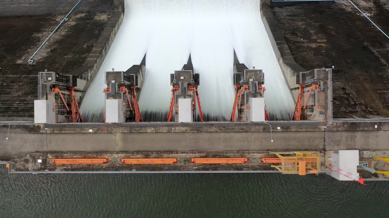 水流过水电大坝的鸟瞰图视频素材