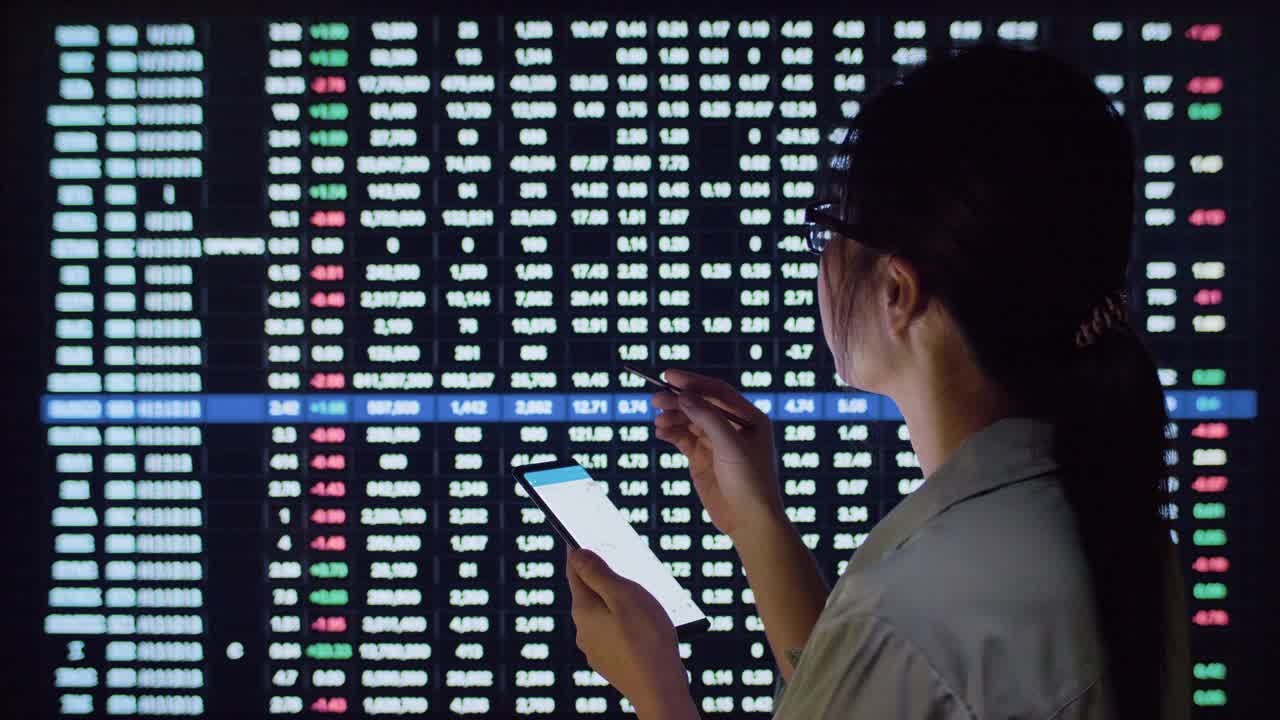 股票市场的财务顾问分析屏幕上的数字视频素材
