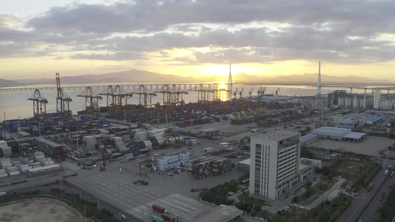 夕阳下的大型商业集装箱码头视频素材