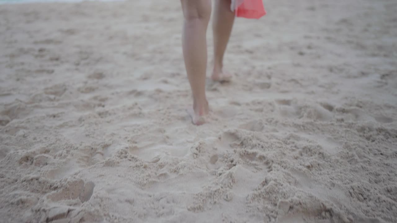 性感美丽的亚洲女孩跑下来在海滩游泳。视频素材