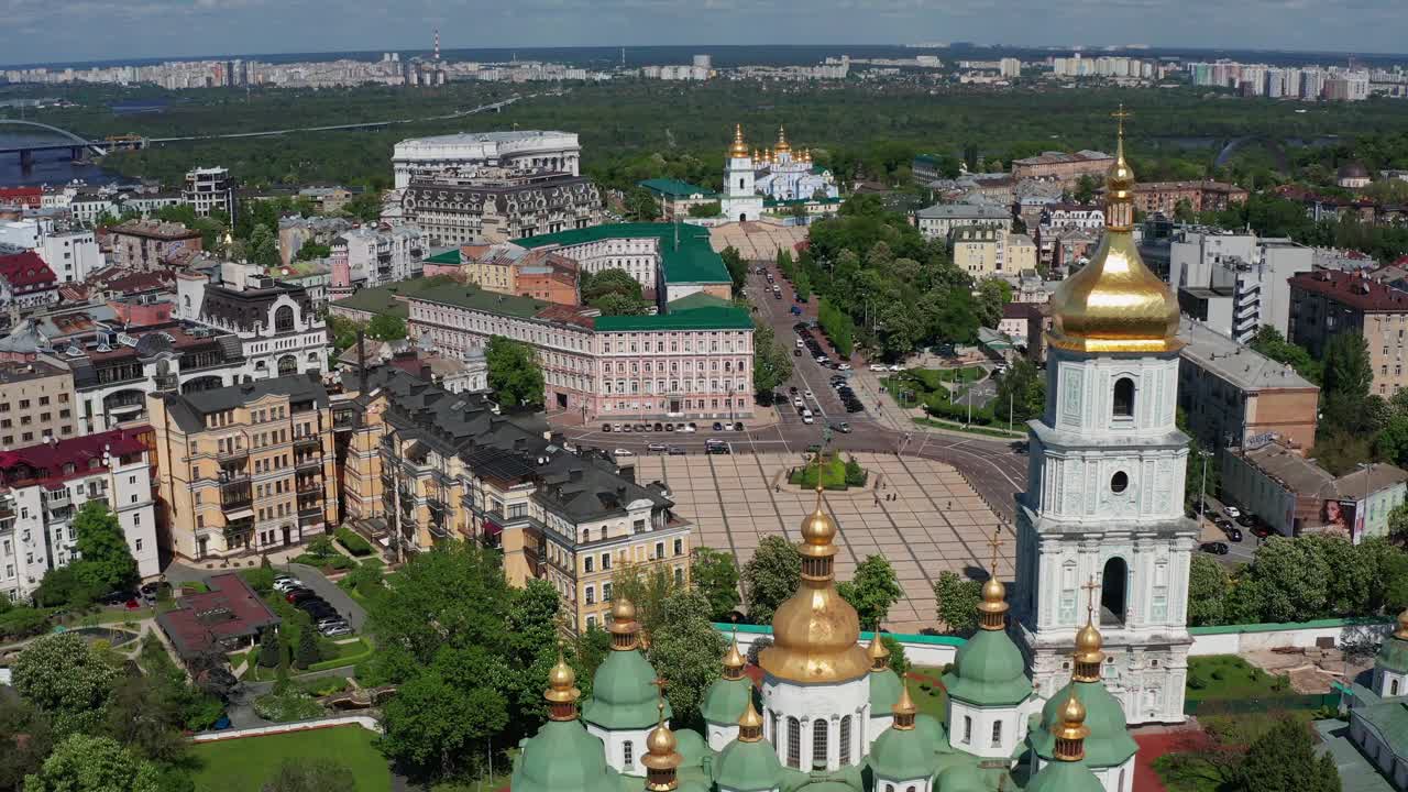 下午在基辅圣索菲亚大教堂上空的美丽飞行。早上看到的房子。乌克兰首都中心的俯视图。视频素材