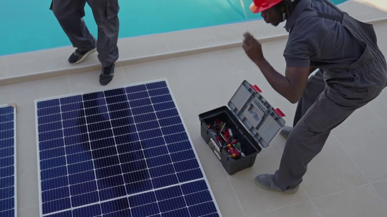 蓝领工人，在客户家中安装太阳能电池板视频下载