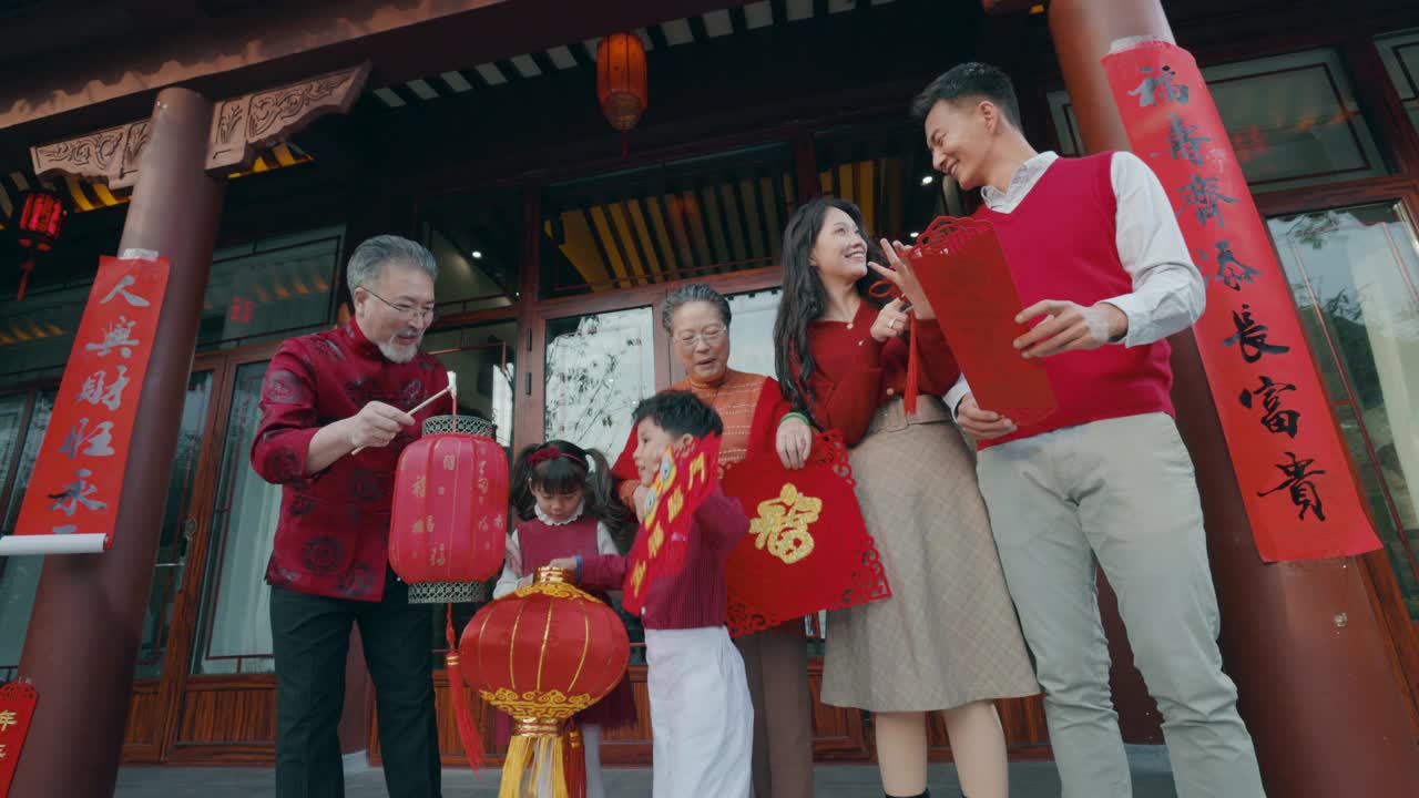 幸福的家庭庆祝新年视频素材