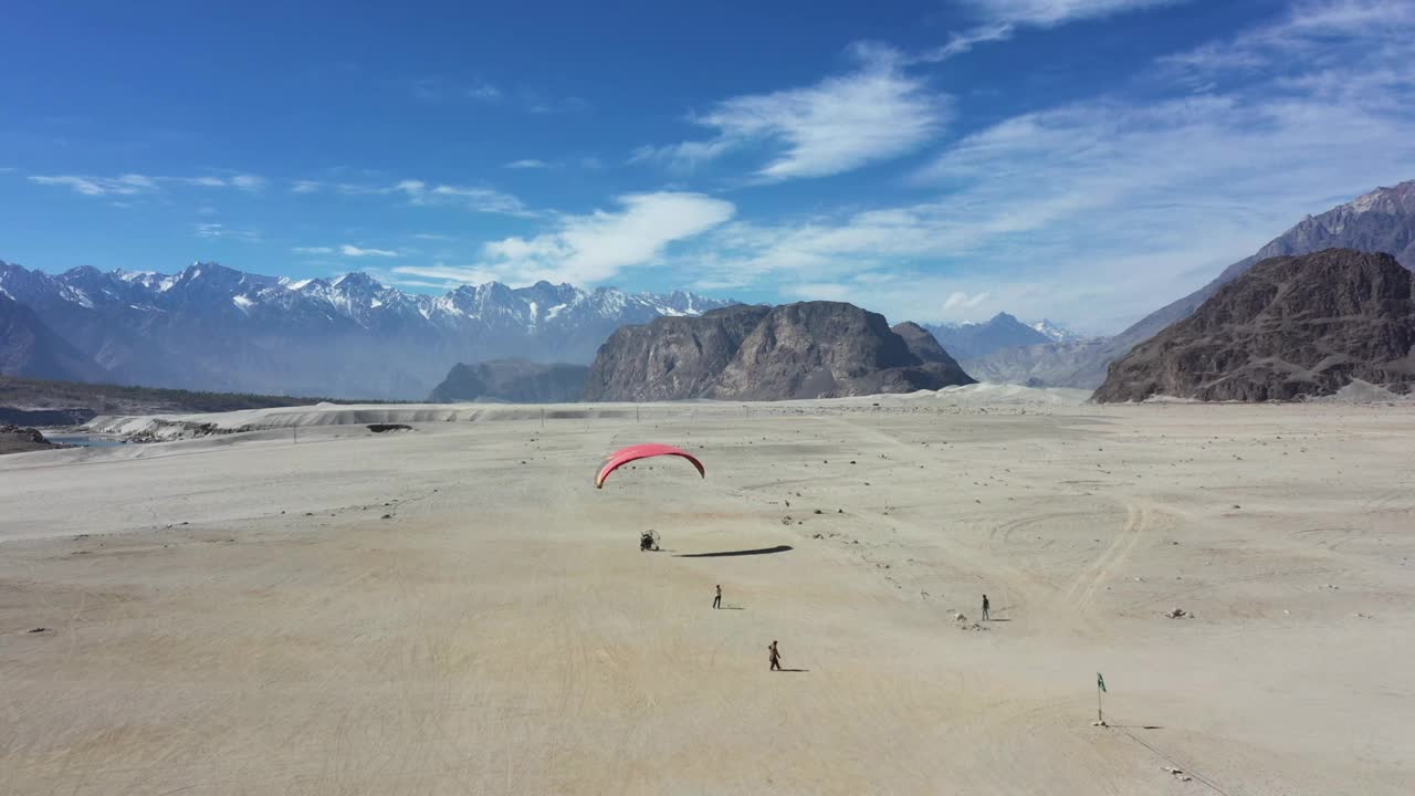 伞兵在巴基斯坦北部的卡帕纳沙漠上空飞行的鸟瞰图视频素材
