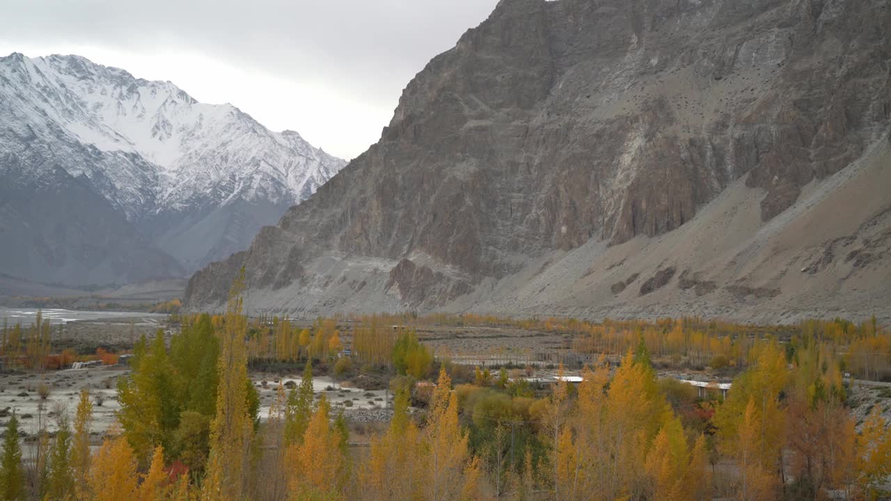 秋季喜马拉雅山脉的河谷视频素材