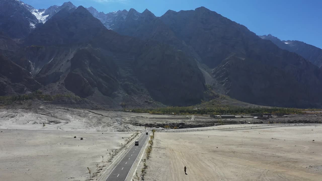 这是巴基斯坦北部卡帕纳沙漠公路的鸟瞰图视频素材