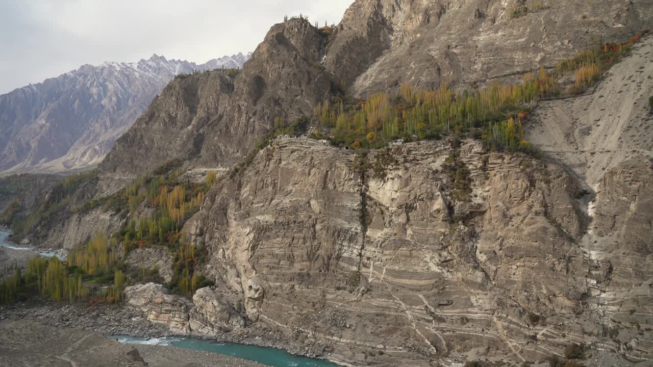 秋季喜马拉雅山脉的河谷视频素材