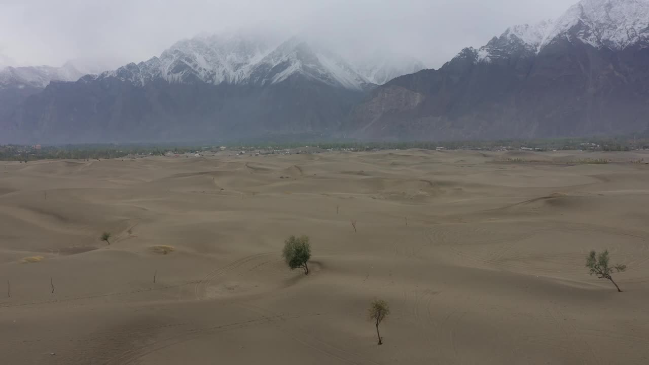 巴基斯坦北部卡帕纳沙漠的鸟瞰图视频素材