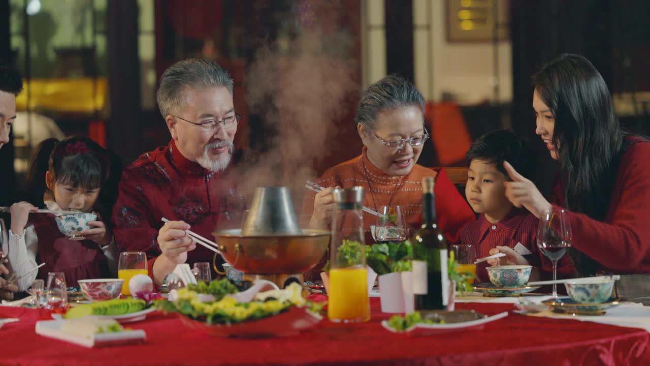 春节东方家庭聚餐在中式园林视频下载