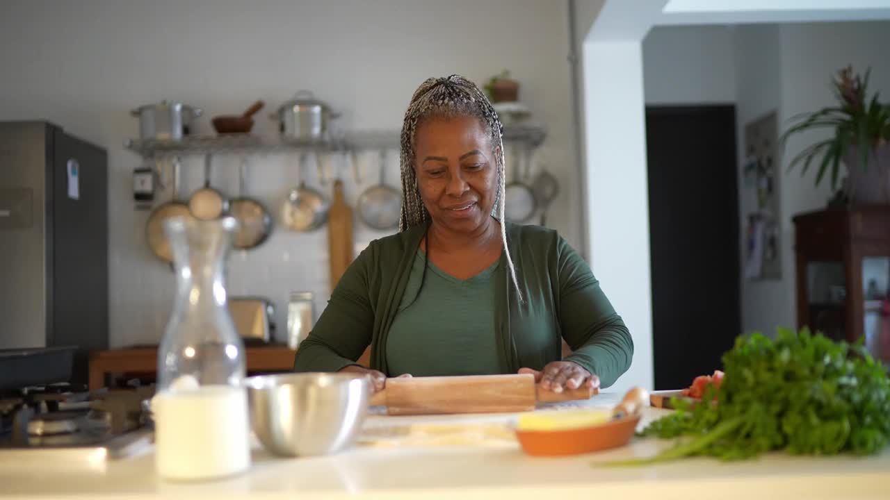 一位资深女性在家烘焙的肖像视频下载