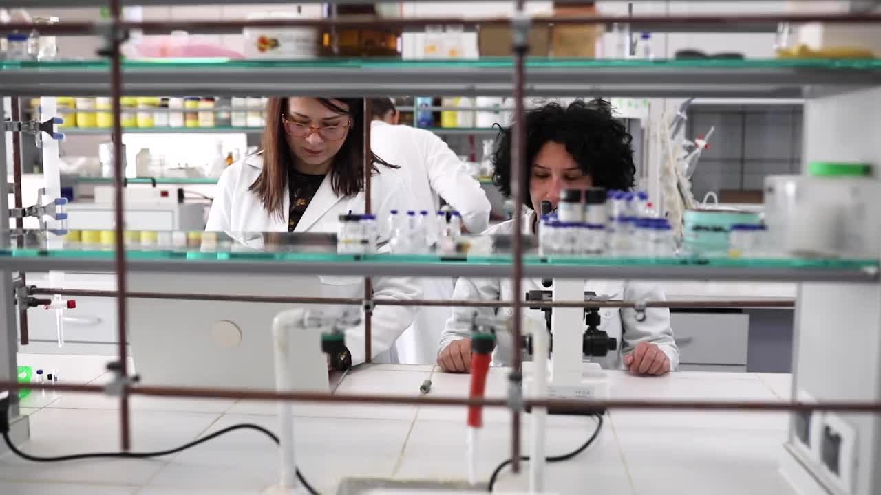 一组女科学家在实验室做科学实验。视频下载