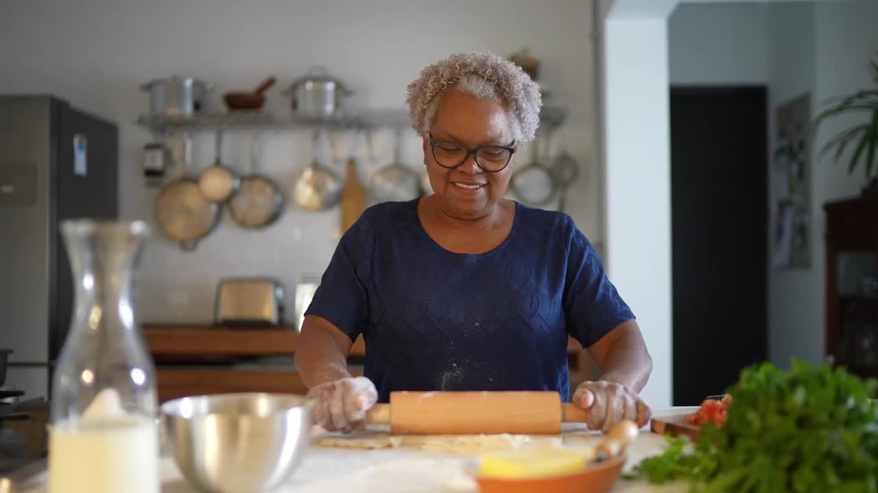 一位资深女性在家烘焙的肖像视频素材