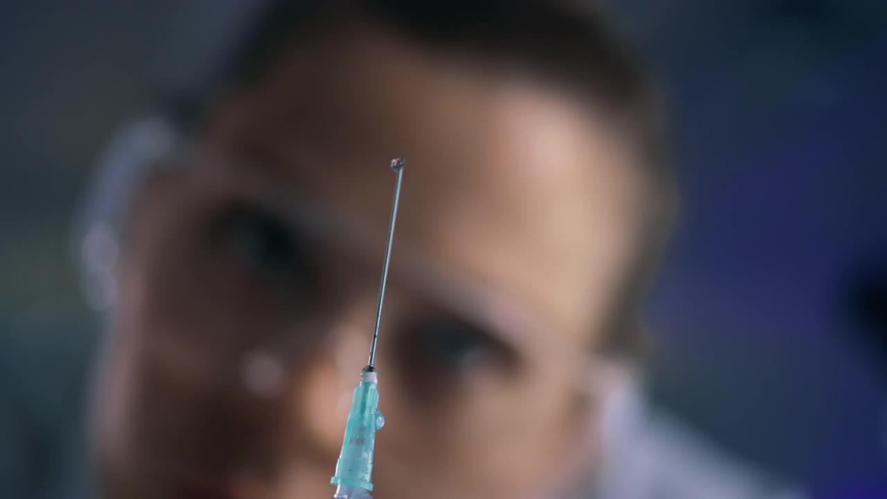 一个科学家在实验室里使用注射器的4k视频片段视频素材