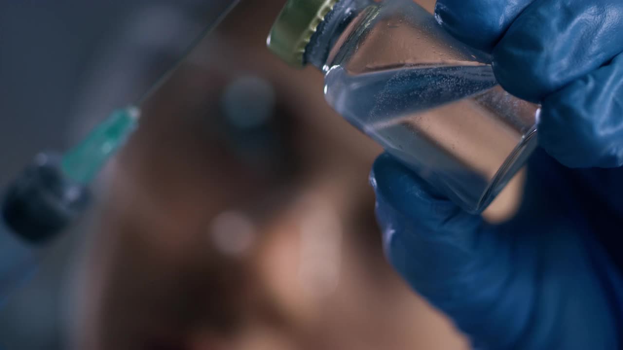 一个科学家在实验室里使用注射器和小瓶的4k视频片段视频下载