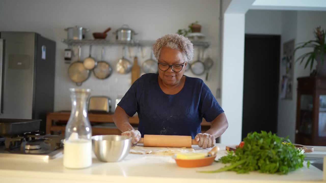 一位资深女性在家烘焙的肖像视频素材