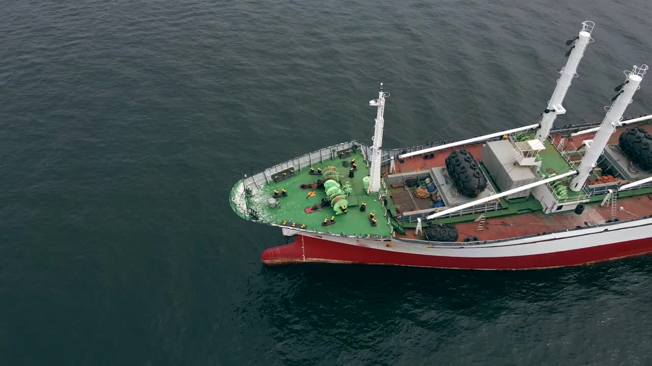 海上一艘干货船的航拍视频素材