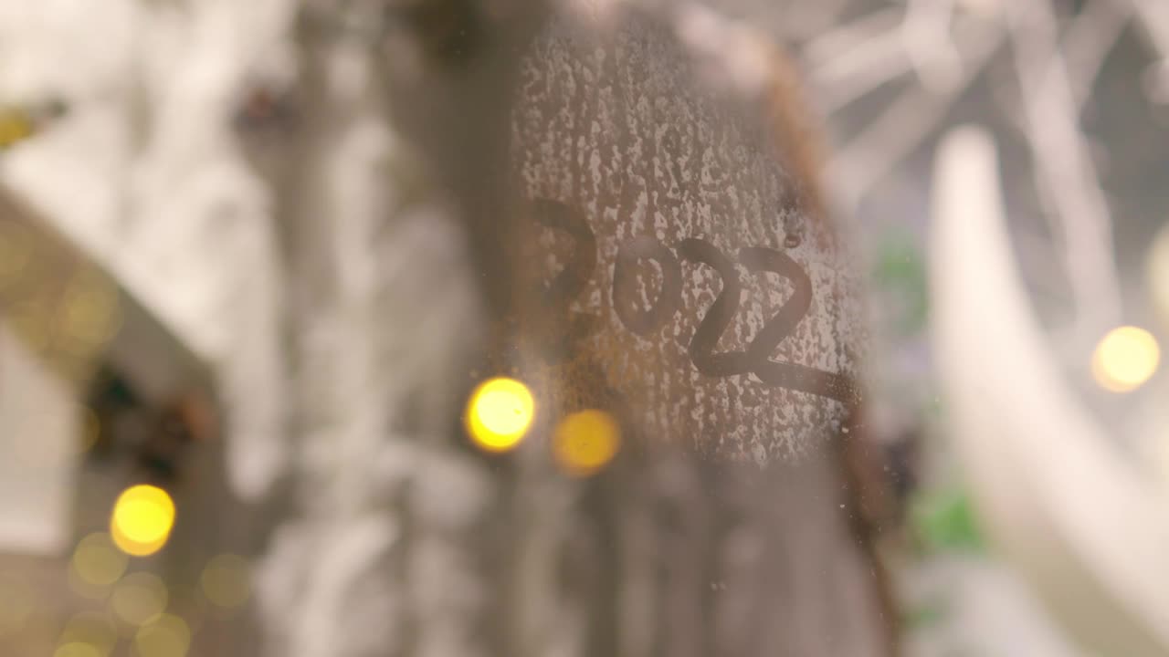 雾蒙蒙的商场橱窗上写着2022年新年视频下载