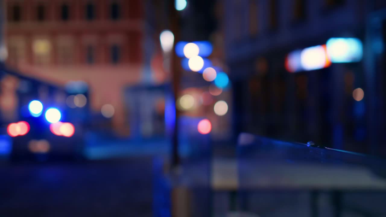 警笛闪烁的警车或救护车沿着城市街道行驶视频素材